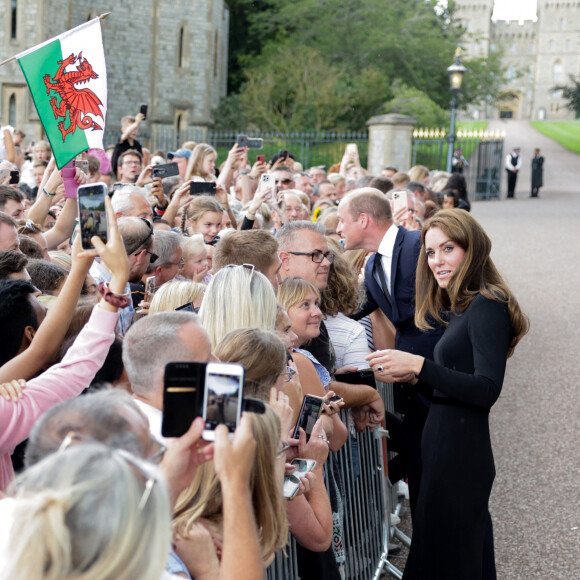 Kate Middleton, le prince William, le prince Harry et Meghan Markle se retrouvent enfin. Ils découvrent ensemble les hommages à la reine Elizabeth II après sa disparition. Le 10 septembre 2022 à Windsor