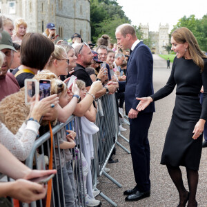 Kate Middleton, le prince William, le prince Harry et Meghan Markle se retrouvent enfin. Ils découvrent ensemble les hommages à la reine Elizabeth II après sa disparition. Le 10 septembre 2022 à Windsor