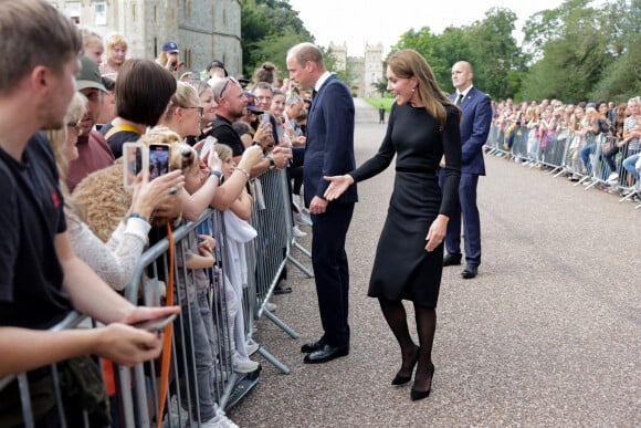 Kate Middleton, le prince William, le prince Harry et Meghan Markle se retrouvent enfin. Ils découvrent ensemble les hommages à la reine Elizabeth II après sa disparition. Le 10 septembre 2022 à Windsor