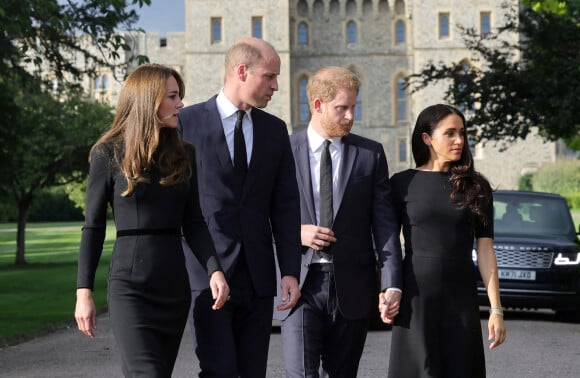 Kate Middleton, le prince William, le prince Harry et Meghan Markle se retrouvent enfin. Ils découvrent ensemble les hommages à la reine Elizabeth II après sa disparition. Le 10 septembre 2022 à Windsor