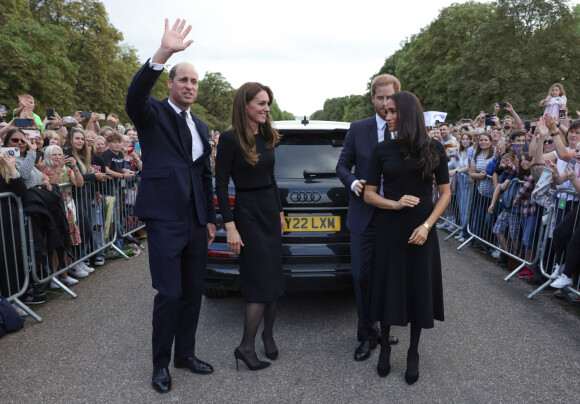 Kate Middleton, le prince William, le prince Harry et Meghan Markle se retrouvent enfin. Ils découvrent ensemble les hommages à la reine Elizabeth II après sa disparition. Le 10 septembre 2022 à Windsor