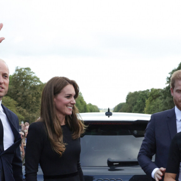 Kate Middleton, le prince William, le prince Harry et Meghan Markle se retrouvent enfin. Ils découvrent ensemble les hommages à la reine Elizabeth II après sa disparition. Le 10 septembre 2022 à Windsor