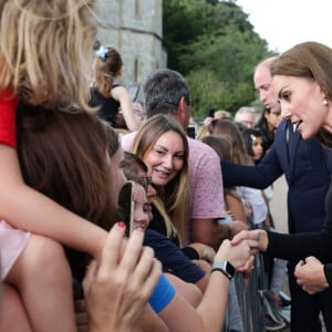 Kate Middleton, le prince William, le prince Harry et Meghan Markle se retrouvent enfin. Ils découvrent ensemble les hommages à la reine Elizabeth II après sa disparition. Le 10 septembre 2022 à Windsor