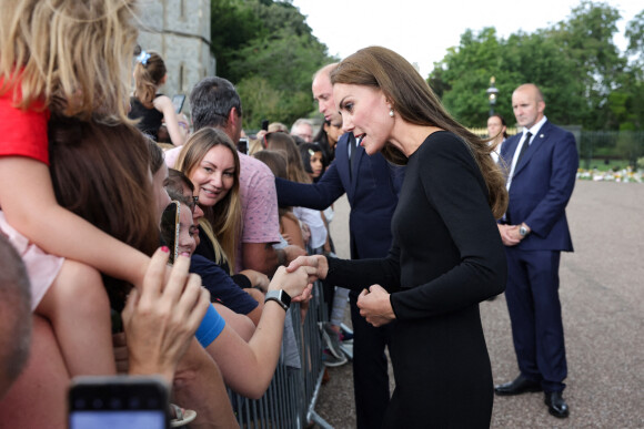 Kate Middleton, le prince William, le prince Harry et Meghan Markle se retrouvent enfin. Ils découvrent ensemble les hommages à la reine Elizabeth II après sa disparition. Le 10 septembre 2022 à Windsor