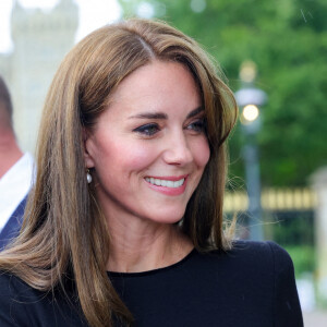 Kate Middleton, le prince William, le prince Harry et Meghan Markle se retrouvent enfin. Ils découvrent ensemble les hommages à la reine Elizabeth II après sa disparition. Le 10 septembre 2022 à Windsor