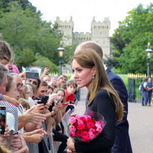 Kate Middleton, le prince William, le prince Harry et Meghan Markle se retrouvent enfin. Ils découvrent ensemble les hommages à la reine Elizabeth II après sa disparition. Le 10 septembre 2022 à Windsor