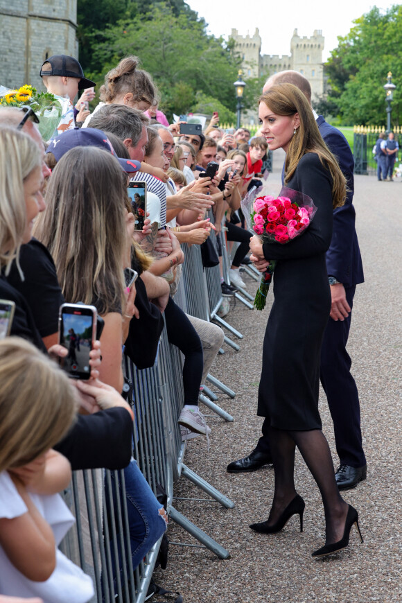 Kate Middleton, le prince William, le prince Harry et Meghan Markle se retrouvent enfin. Ils découvrent ensemble les hommages à la reine Elizabeth II après sa disparition. Le 10 septembre 2022 à Windsor