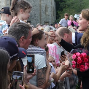 Kate Middleton, le prince William, le prince Harry et Meghan Markle se retrouvent enfin. Ils découvrent ensemble les hommages à la reine Elizabeth II après sa disparition. Le 10 septembre 2022 à Windsor