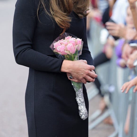 Kate Middleton, le prince William, le prince Harry et Meghan Markle se retrouvent enfin. Ils découvrent ensemble les hommages à la reine Elizabeth II après sa disparition. Le 10 septembre 2022 à Windsor