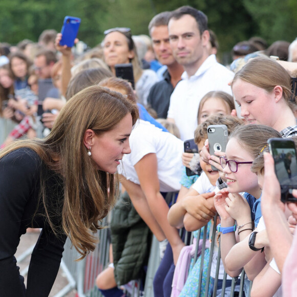 Kate Middleton, le prince William, le prince Harry et Meghan Markle se retrouvent enfin. Ils découvrent ensemble les hommages à la reine Elizabeth II après sa disparition. Le 10 septembre 2022 à Windsor