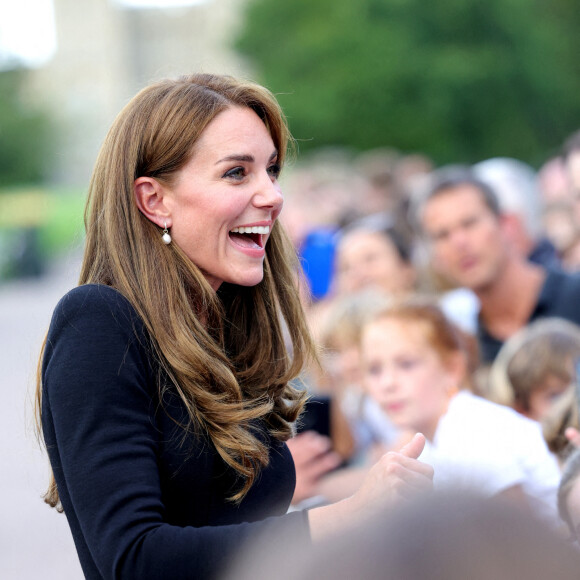 Kate Middleton, le prince William, le prince Harry et Meghan Markle se retrouvent enfin. Ils découvrent ensemble les hommages à la reine Elizabeth II après sa disparition. Le 10 septembre 2022 à Windsor