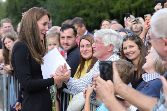 Kate Middleton, le prince William, le prince Harry et Meghan Markle se retrouvent enfin. Ils découvrent ensemble les hommages à la reine Elizabeth II après sa disparition. Le 10 septembre 2022 à Windsor