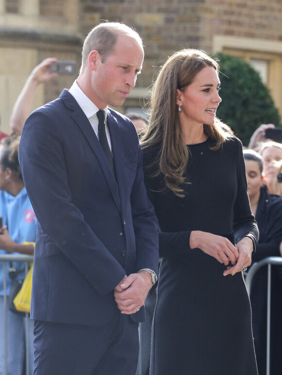 Kate Middleton, le prince William, le prince Harry et Meghan Markle se retrouvent enfin. Ils découvrent ensemble les hommages à la reine Elizabeth II après sa disparition. Le 10 septembre 2022 à Windsor