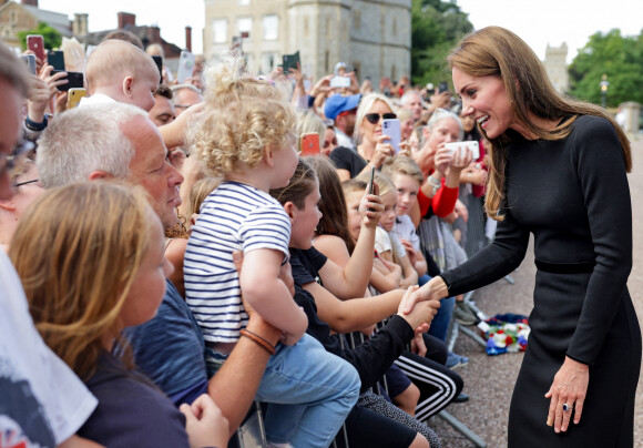 Kate Middleton, le prince William, le prince Harry et Meghan Markle se retrouvent enfin. Ils découvrent ensemble les hommages à la reine Elizabeth II après sa disparition. Le 10 septembre 2022 à Windsor