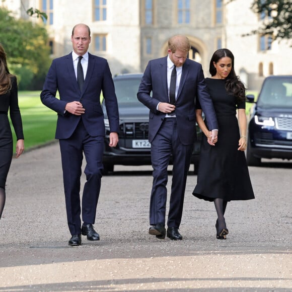 Kate Middleton, le prince William, le prince Harry et Meghan Markle se retrouvent enfin. Ils découvrent ensemble les hommages à la reine Elizabeth II après sa disparition. Le 10 septembre 2022 à Windsor