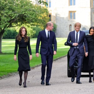 Kate Middleton, le prince William, le prince Harry et Meghan Markle se retrouvent enfin. Ils découvrent ensemble les hommages à la reine Elizabeth II après sa disparition. Le 10 septembre 2022 à Windsor