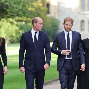 Kate Middleton, le prince William, le prince Harry et Meghan Markle se retrouvent enfin. Ils découvrent ensemble les hommages à la reine Elizabeth II après sa disparition. Le 10 septembre 2022 à Windsor