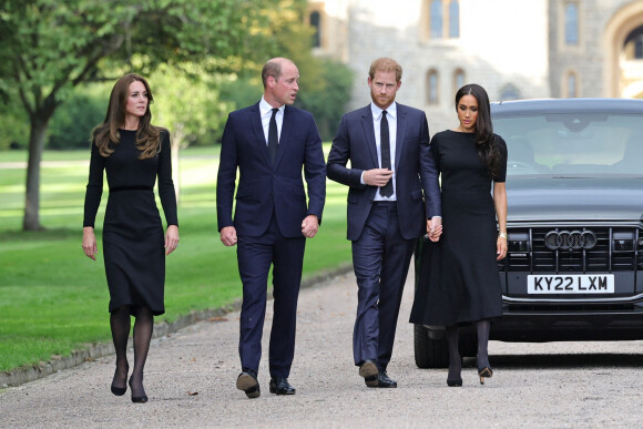 Kate Middleton, le prince William, le prince Harry et Meghan Markle se retrouvent enfin. Ils découvrent ensemble les hommages à la reine Elizabeth II après sa disparition. Le 10 septembre 2022 à Windsor