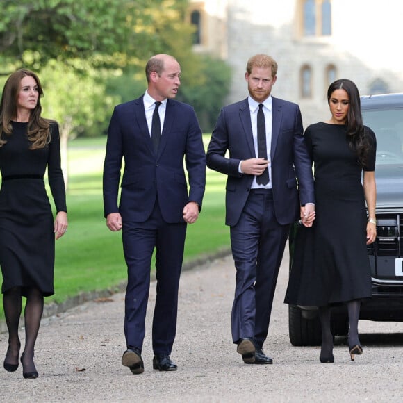 Kate Middleton, le prince William, le prince Harry et Meghan Markle se retrouvent enfin. Ils découvrent ensemble les hommages à la reine Elizabeth II après sa disparition. Le 10 septembre 2022 à Windsor