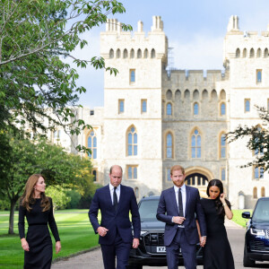 Kate Middleton, le prince William, le prince Harry et Meghan Markle se retrouvent enfin. Ils découvrent ensemble les hommages à la reine Elizabeth II après sa disparition. Le 10 septembre 2022 à Windsor