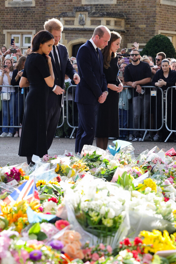 Kate Middleton, le prince William, le prince Harry et Meghan Markle se retrouvent enfin. Ils découvrent ensemble les hommages à la reine Elizabeth II après sa disparition. Le 10 septembre 2022 à Windsor