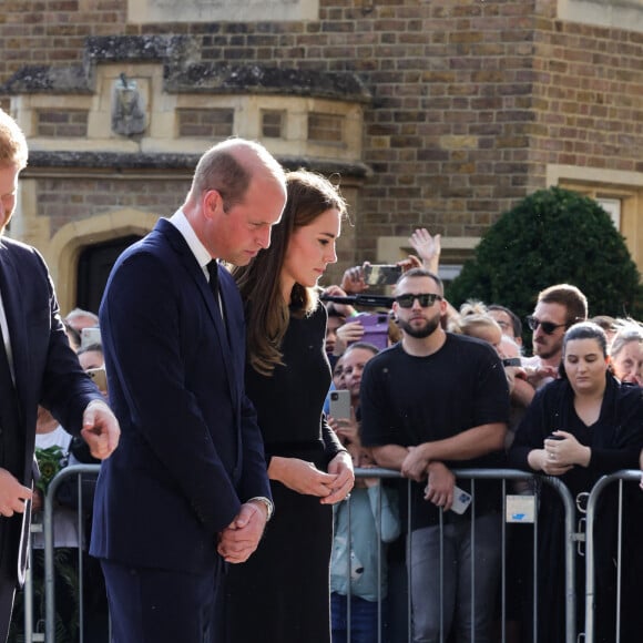 Kate Middleton, le prince William, le prince Harry et Meghan Markle se retrouvent enfin. Ils découvrent ensemble les hommages à la reine Elizabeth II après sa disparition. Le 10 septembre 2022 à Windsor