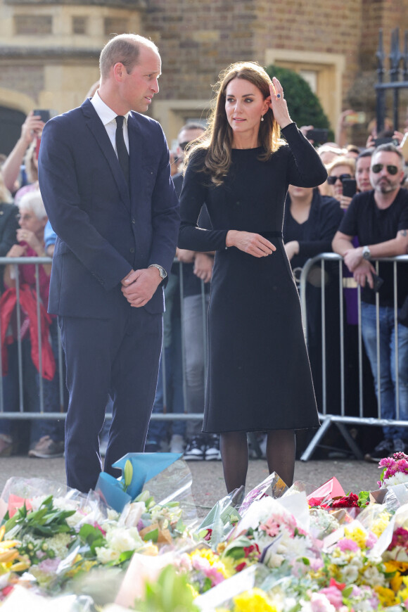 Kate Middleton, le prince William, le prince Harry et Meghan Markle se retrouvent enfin. Ils découvrent ensemble les hommages à la reine Elizabeth II après sa disparition. Le 10 septembre 2022 à Windsor