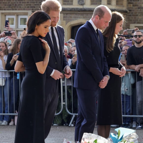 Kate Middleton, le prince William, le prince Harry et Meghan Markle se retrouvent enfin. Ils découvrent ensemble les hommages à la reine Elizabeth II après sa disparition. Le 10 septembre 2022 à Windsor