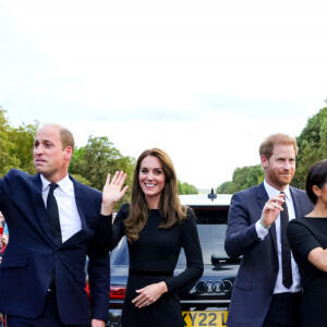 Kate Middleton, le prince William, le prince Harry et Meghan Markle se retrouvent enfin. Ils découvrent ensemble les hommages à la reine Elizabeth II après sa disparition. Le 10 septembre 2022 à Windsor