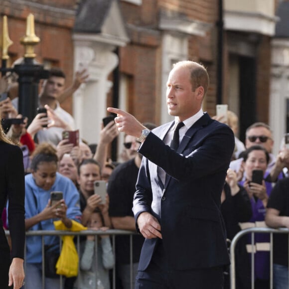 Le prince de Galles William, la princesse de Galles Kate Catherine Middleton, le prince Harry, duc de Sussex, Meghan Markle, duchesse de Sussex devant le château de Windsor, suite au décès de la reine Elisabeth II d'Angleterre. Le 10 septembre 2022