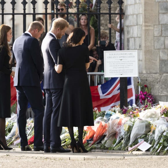 Le prince de Galles William, la princesse de Galles Kate Catherine Middleton, le prince Harry, duc de Sussex, Meghan Markle, duchesse de Sussex devant le château de Windsor, suite au décès de la reine Elisabeth II d'Angleterre. Le 10 septembre 2022