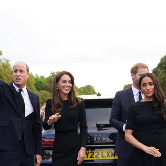 La princesse de Galles Kate Catherine Middleton, le prince de Galles William et le prince Harry, duc de Sussex et Meghan Markle, duchesse de Sussex à la rencontre de la foule devant le château de Windsor, suite au décès de la reine Elisabeth II d'Angleterre. Le 10 septembre 2022 