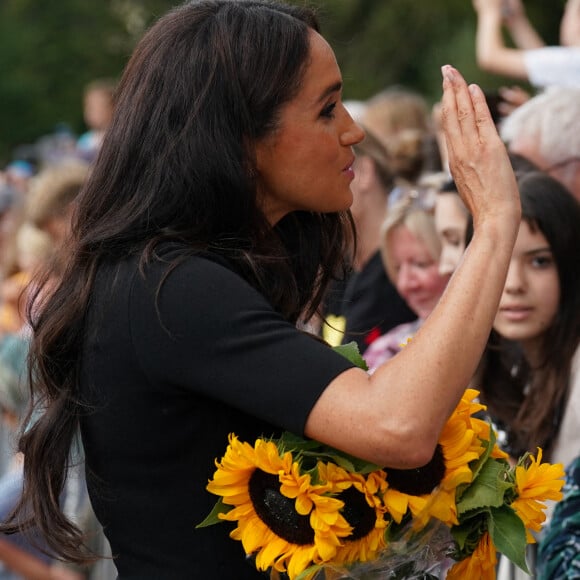 Meghan Markle, duchesse de Sussex à la rencontre de la foule devant le château de Windsor, suite au décès de la reine Elisabeth II d'Angleterre. Le 10 septembre 2022 