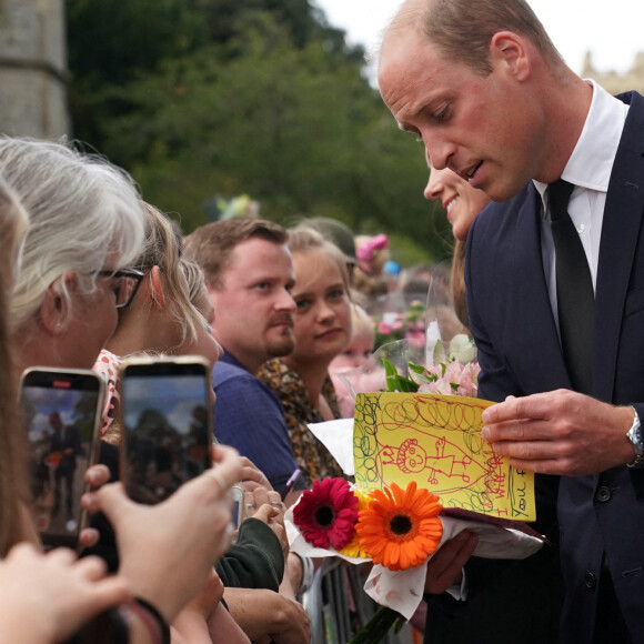 Le prince de Galles William à la rencontre de la foule devant le château de Windsor, suite au décès de la reine Elisabeth II d'Angleterre. Le 10 septembre 2022 
