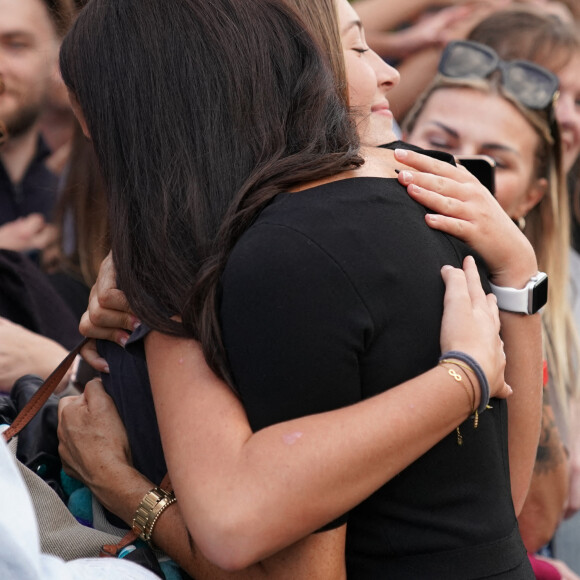 Meghan Markle, duchesse de Sussex à la rencontre de la foule devant le château de Windsor, suite au décès de la reine Elisabeth II d'Angleterre. Le 10 septembre 2022 