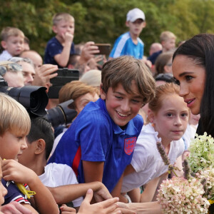 Meghan Markle, duchesse de Sussex à la rencontre de la foule devant le château de Windsor, suite au décès de la reine Elisabeth II d'Angleterre. Le 10 septembre 2022 