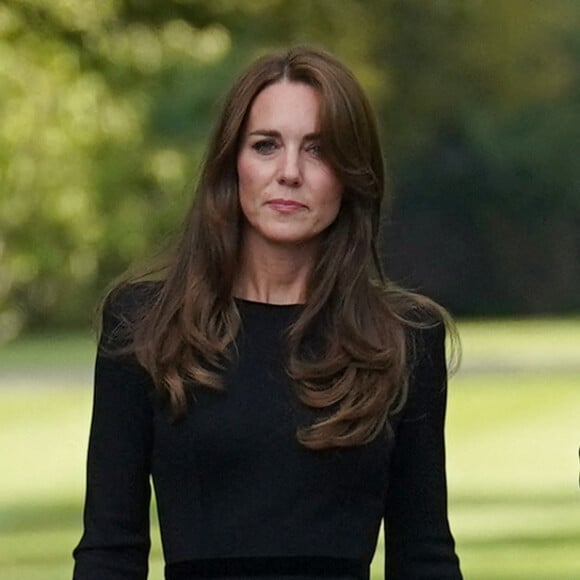 La princesse de Galles Kate Catherine Middleton à la rencontre de la foule devant le château de Windsor, suite au décès de la reine Elisabeth II d'Angleterre. Le 10 septembre 2022 