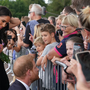 Le prince Harry, duc de Sussex et Meghan Markle, duchesse de Sussex à la rencontre de la foule devant le château de Windsor, suite au décès de la reine Elisabeth II d'Angleterre. Le 10 septembre 2022 