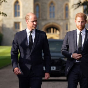 La princesse de Galles Kate Catherine Middleton, le prince de Galles William et le prince Harry, duc de Sussex et Meghan Markle, duchesse de Sussex à la rencontre de la foule devant le château de Windsor, suite au décès de la reine Elisabeth II d'Angleterre. Le 10 septembre 2022 