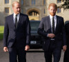 Le prince de Galles William et le prince Harry, duc de Sussex à la rencontre de la foule devant le château de Windsor, suite au décès de la reine Elisabeth II d'Angleterre.