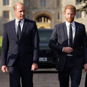 Le prince de Galles William et le prince Harry, duc de Sussex à la rencontre de la foule devant le château de Windsor, suite au décès de la reine Elisabeth II d'Angleterre.