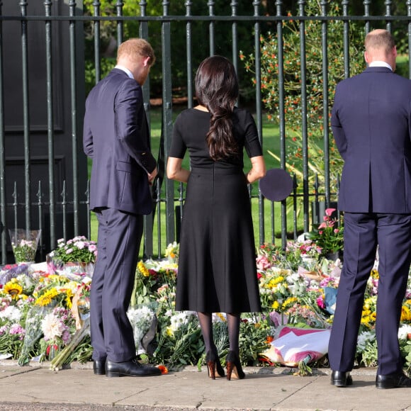 Le prince de Galles William et la princesse de Galles Kate Catherine Middleton et le prince Harry, duc de Sussex et Meghan Markle, duchesse de Sussex à la rencontre de la foule devant le château de Windsor, suite au décès de la reine Elisabeth II d'Angleterre. Le 10 septembre 2022 