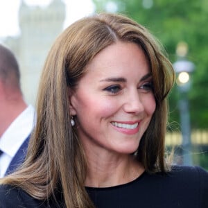 La princesse de Galles Kate Catherine Middleton à la rencontre de la foule devant le château de Windsor, suite au décès de la reine Elisabeth II d'Angleterre. Le 10 septembre 2022 