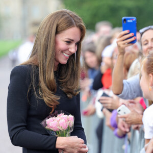 La princesse de Galles Kate Catherine Middleton à la rencontre de la foule devant le château de Windsor, suite au décès de la reine Elisabeth II d'Angleterre. Le 10 septembre 2022 