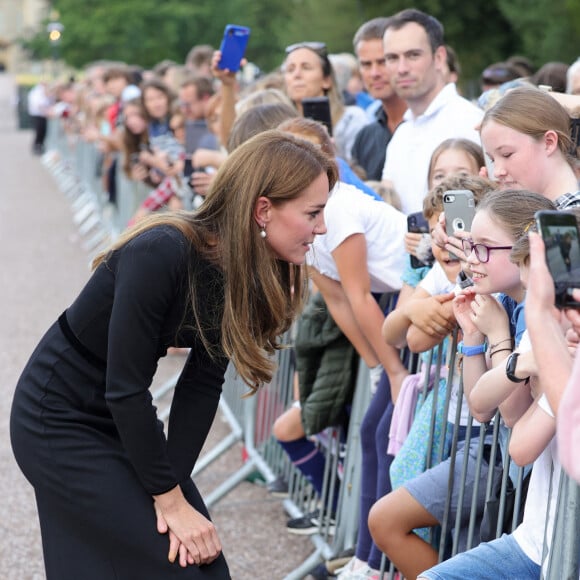 La princesse de Galles Kate Catherine Middleton à la rencontre de la foule devant le château de Windsor, suite au décès de la reine Elisabeth II d'Angleterre. Le 10 septembre 2022 