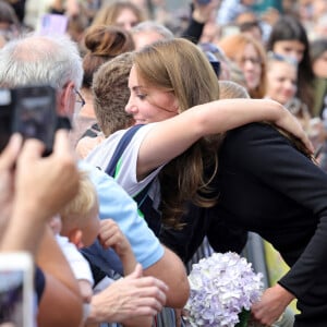 La princesse de Galles Kate Catherine Middleton à la rencontre de la foule devant le château de Windsor, suite au décès de la reine Elisabeth II d'Angleterre. Le 10 septembre 2022 