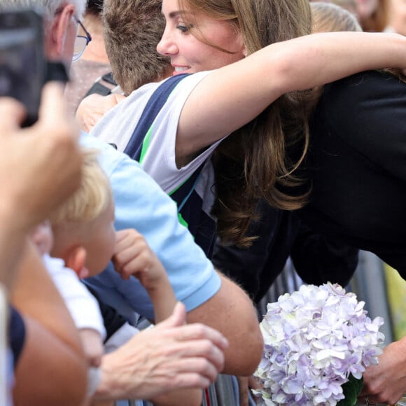 La princesse de Galles Kate Catherine Middleton à la rencontre de la foule devant le château de Windsor, suite au décès de la reine Elisabeth II d'Angleterre. Le 10 septembre 2022 