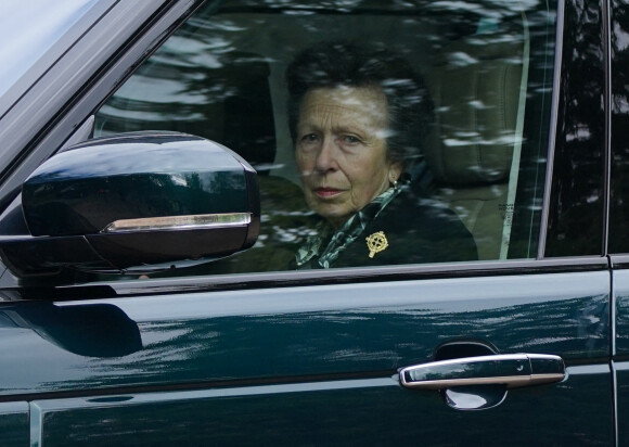 Princesse Anne d'Angleterre - La famille royale d'Angleterre à son arrivée à la messe en l'honneur de la reine Elisabeth II d'Angleterre en l'église Crathie Kirk à Balmoral. 