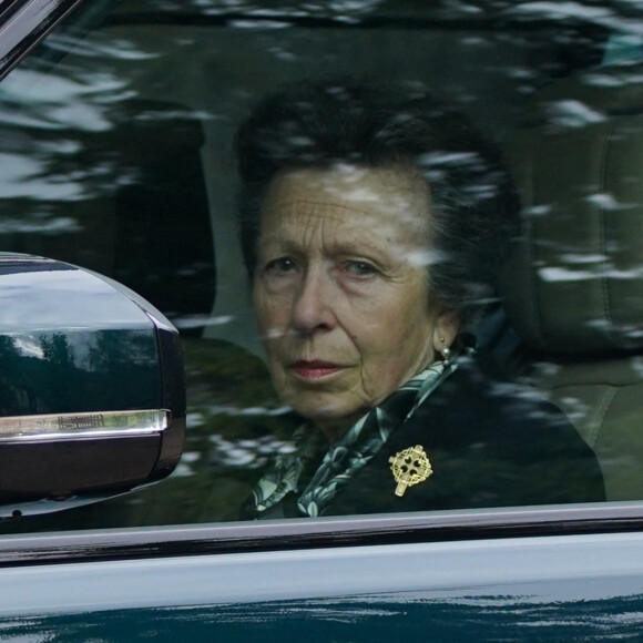 Princesse Anne d'Angleterre - La famille royale d'Angleterre à son arrivée à la messe en l'honneur de la reine Elisabeth II d'Angleterre en l'église Crathie Kirk à Balmoral. 