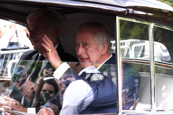 Le roi Charles III d'Angleterre salue la foule à son arrivée au palais de Buckingham à Londres. Le 11 septembre 2022 